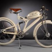 Un artigiano realizza meravigliose bici elettriche con pezzi di moto degli anni '50