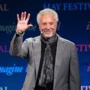 Tom Jones commuove il pubblico ricordando la moglie Linda