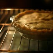 Ecco il metodo veloce ed efficace per pulire perfettamente le griglie del forno
