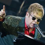 Elton John sulla strage di Orlando: «La speranza arriva da quest'ondata di amore arcobaleno»