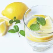 Ecco perché dovresti bere acqua calda e limone al mattino!
