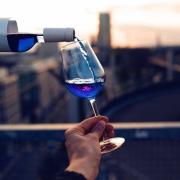 Dalla Spagna arriva il vino blu. Colpo di genio o eresia?