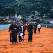 Camminare sulla passerella di Christo... vestiti da Cristo!
