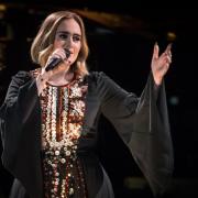 Adele sconfigge l'ansia e conquista Glastonbury