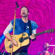 Chris Martin sul palco con il figlio Moses 
