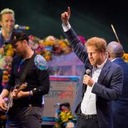Coldplay e il Principe Harry sul palco di Kensington