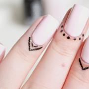 I nuovi sorprendenti mini tattoo per le unghie