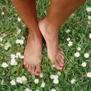 Barefooting. I benefici di camminare a piedi nudi