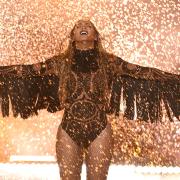 Beyoncé rende omaggio alle vittime di Dallas: «Basta violenza»