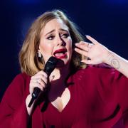 Adele non si tira indietro: sarà al matrimonio di due fan. Guarda il video
