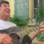 Gianni Morandi su Facebook canta il tormentone di Fedez e J-Ax. E conquista il web!
