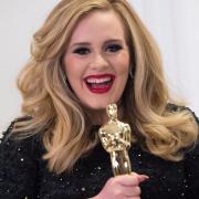 Adele si dà al cinema. Con Natalie Portman e Kit Harrington  
