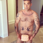  Robbie Williams nudo su Instagram. "Tanto sono invisibile"
