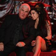 Amy Winehouse in posa col padre come sei anni fa: ma è solo una sosia
