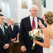 La sposa accompagnata all'altare dall'uomo con il cuore del padre