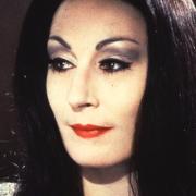 Vi ricordate Morticia de “La famiglia Addams”? Ecco com’è cambiata oggi 