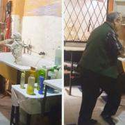 Il toelettatore balla mentre insapona il cagnolino