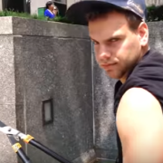 Aste da selfie tagliate con la cesoia. Succede a New York