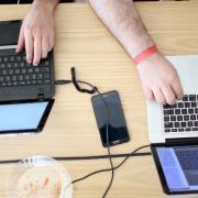 On line gli smartphones battono i computer