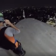 In volo su Milano. Il video del base jumper dalla Torre Generali