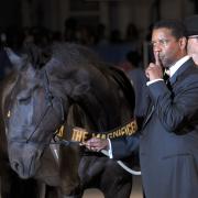 E Denzel Washington arriva a cavallo