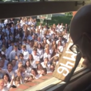 400 studenti cantano per il prof. malato di cancro. Il commovente video
