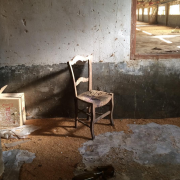 Lonely Chairs: le incredibili sedie solitarie di Barcellona