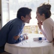 Le offre un drink, poi le chiede i soldi indietro: un nuovo modo di approcciare?