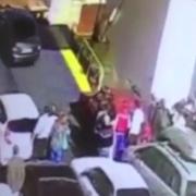 Per la fretta esce troppo presto dal traghetto e finisce in acqua. Il video
