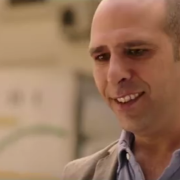 Checco Zalone per la ricerca sulla SMA: "Tu chiami i vigili? Io chiamo la ricerca"