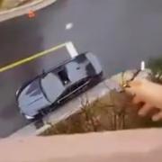 Marito sbadato dimentica il pranzo. La moglie glielo lancia dalla finestra con abilità  da tiratore scelto. Il video