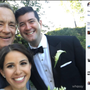Tom Hanks si fa fotografare con una coppia di sposi incontrati a Central Park