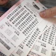 Vince 1 milione di dollari lasciando passare un cliente maleducato