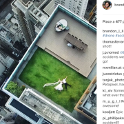 Fotografa per caso due sposi su un tetto. Fotografo chiede aiuto al web per ritrovarli 