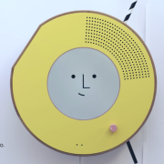 La radio che sceglie la musica interpretando le espressioni facciali di chi la guarda