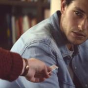 Una storia d'amore legata da un chewingum. L'emozionante spot di Extra Gum