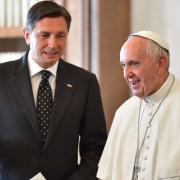 Il presidente sloveno in visita in Vaticano porta una torta tipica al Papa