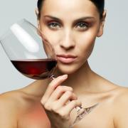 Bere vino ti causa mal di testa? Ecco di chi è la colpa!
