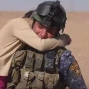 La bimba in fuga dall'Isis abbraccia i soldati che l'hanno salvata