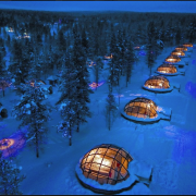 Gli igloo di vetro per ammirare l'aurora boreale