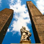 Monumenti che pendono. Non solo la torre di Pisa è storta