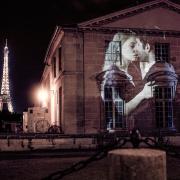 Parigi e i romantici baci proiettati sui muri
