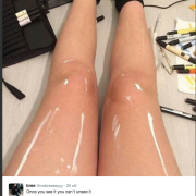 A voi come sembrano queste gambe? L'illusione ottica nuovo rompicapo del web