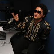 Bruno Mars: esce "24K Magic" e a sorpresa nel disco c'è anche Halle Berry 
