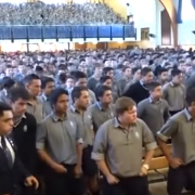 Una Haka per il professore che va in pensione.  Il video di uno spettacolo unico