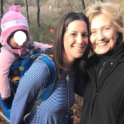 Hillary Clinton. Foto nel bosco con un'elettrice