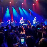 Sting riapre il Bataclan: "Onoriamo i morti e ricominciamo a vivere" (video)