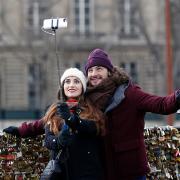 Il tramonto del selfie stick: addio alle vendite
