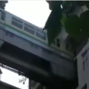 Il treno attraversa un palazzo. Succede ogni giorno in Cina