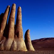 Una mano affiora dal deserto di Atacama. Cos'è la "Mano del Desierto"